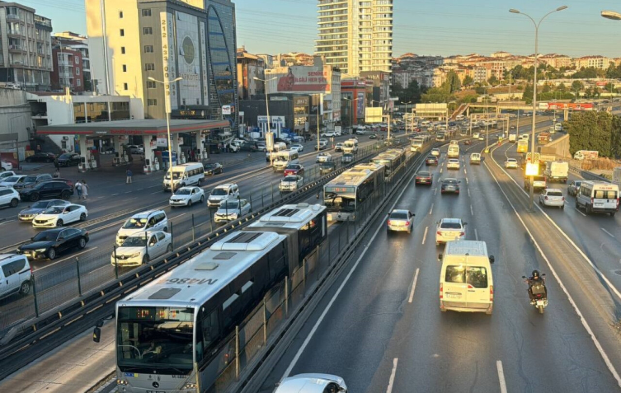 Beylikdüzü-Söğütlüçeşme seferini yapan metrobüsün lastiği fırladı