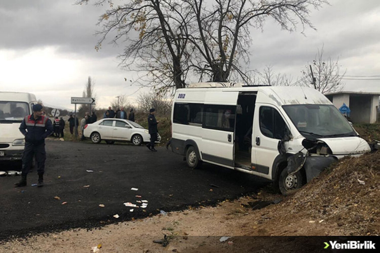 Kütahya'da toprak yığınına çarpan servis minibüsündeki 14 öğrenci yaralandı