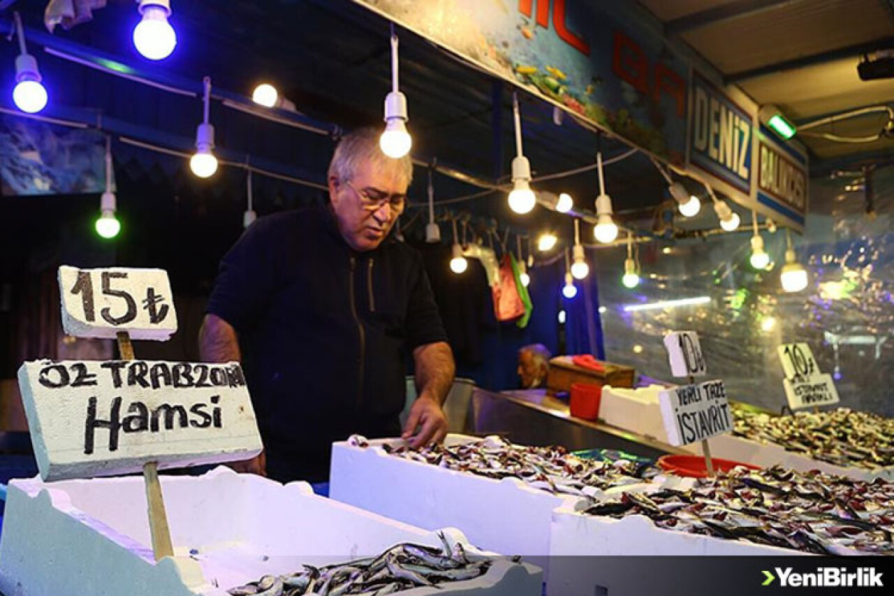 Trabzon'da tezgahlarda yer almaya başlayan taze hamsi yüzleri güldürdü