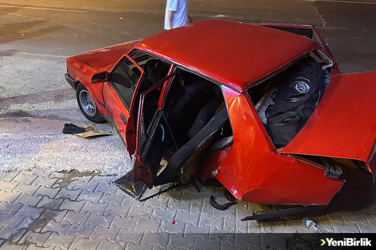 Mersin'de iki otomobilin çarpışması sonucu 2 kişi öldü, 4 kişi yaralandı