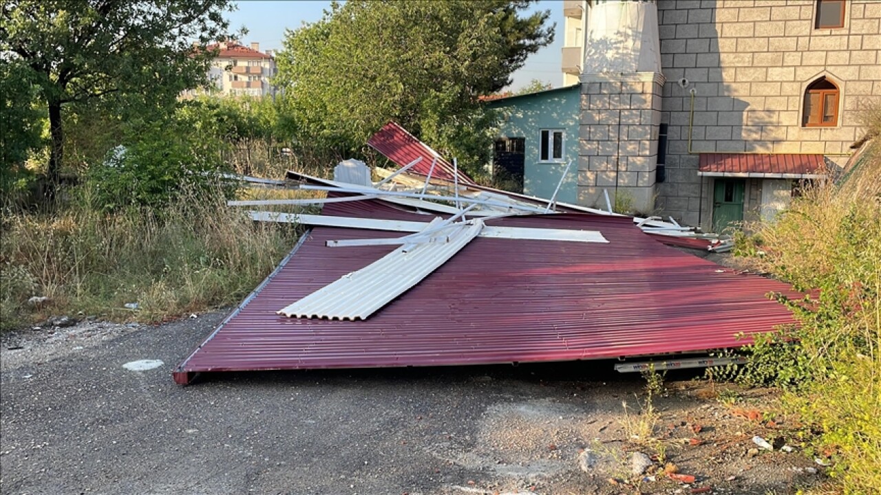 Karabük'te şiddetli rüzgar 5 katlı binanın çatısını uçurdu