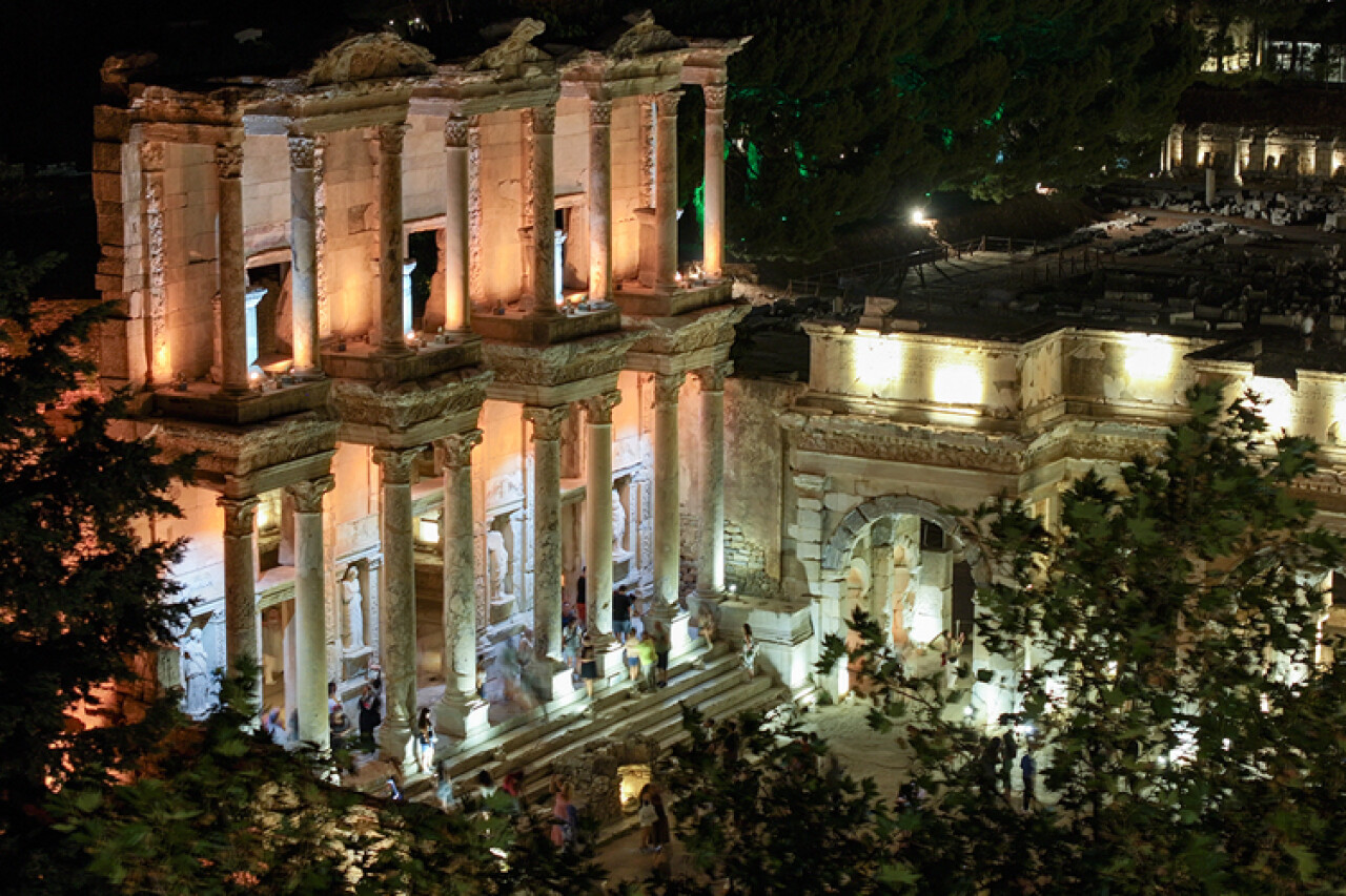 Efes Antik Kenti gece müzeciliğiyle ziyaretçi rekoruna koşuyor