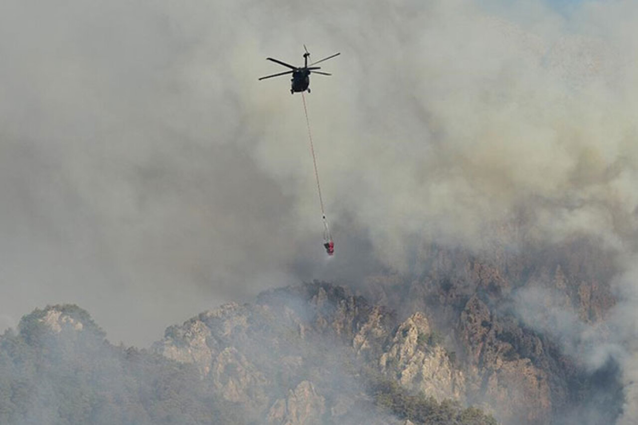 Antalya'nın Kemer ilçesindeki orman yangına havadan ve karadan müdahale sürüyor