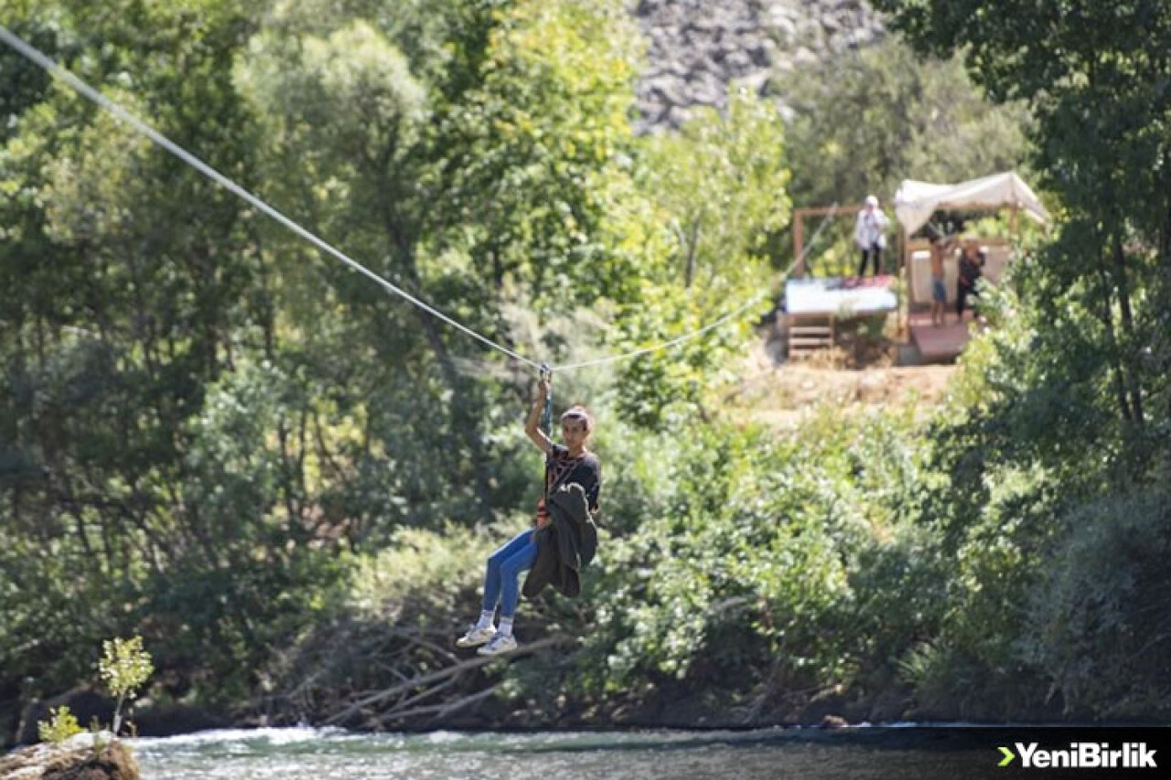 Munzur Çayı üzerine kurulan "zipline" adrenalin tutkunlarının vazgeçilmezi oldu