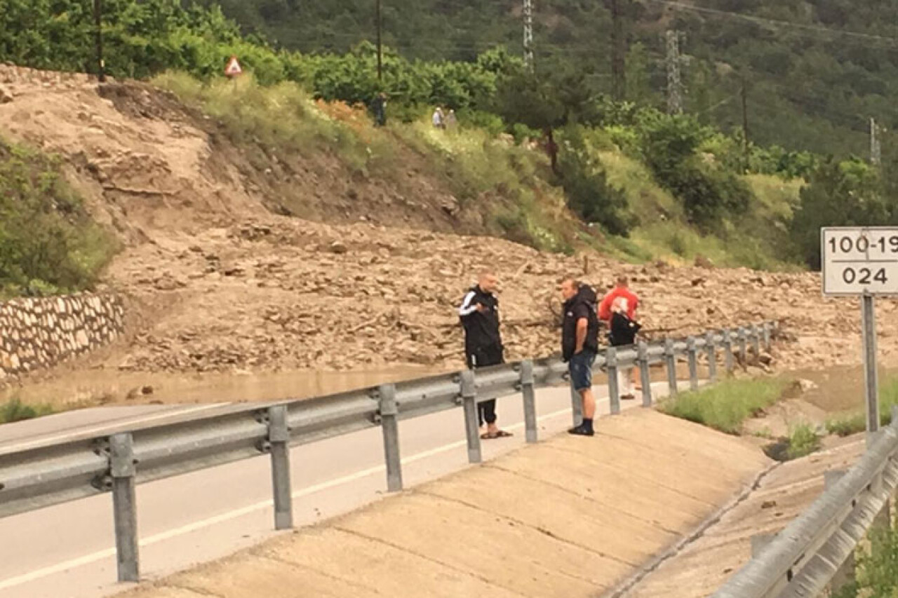 Amasya'da şiddetli yağış nedeniyle Taşova-Amasya kara yolu ulaşıma kapandı