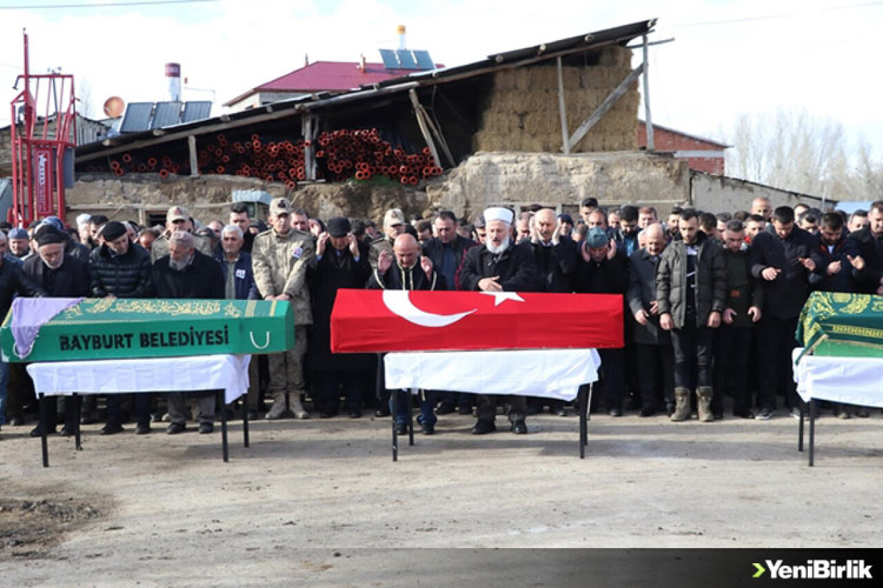 Bayburt'ta kazada hayatını kaybeden uzman çavuş ile eşi ve kızının cenazesi defnedildi