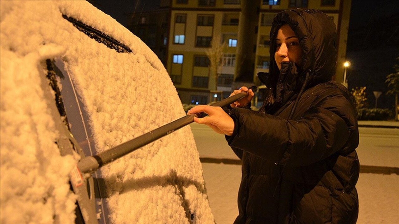 Erzurum'da kar etkili oluyor