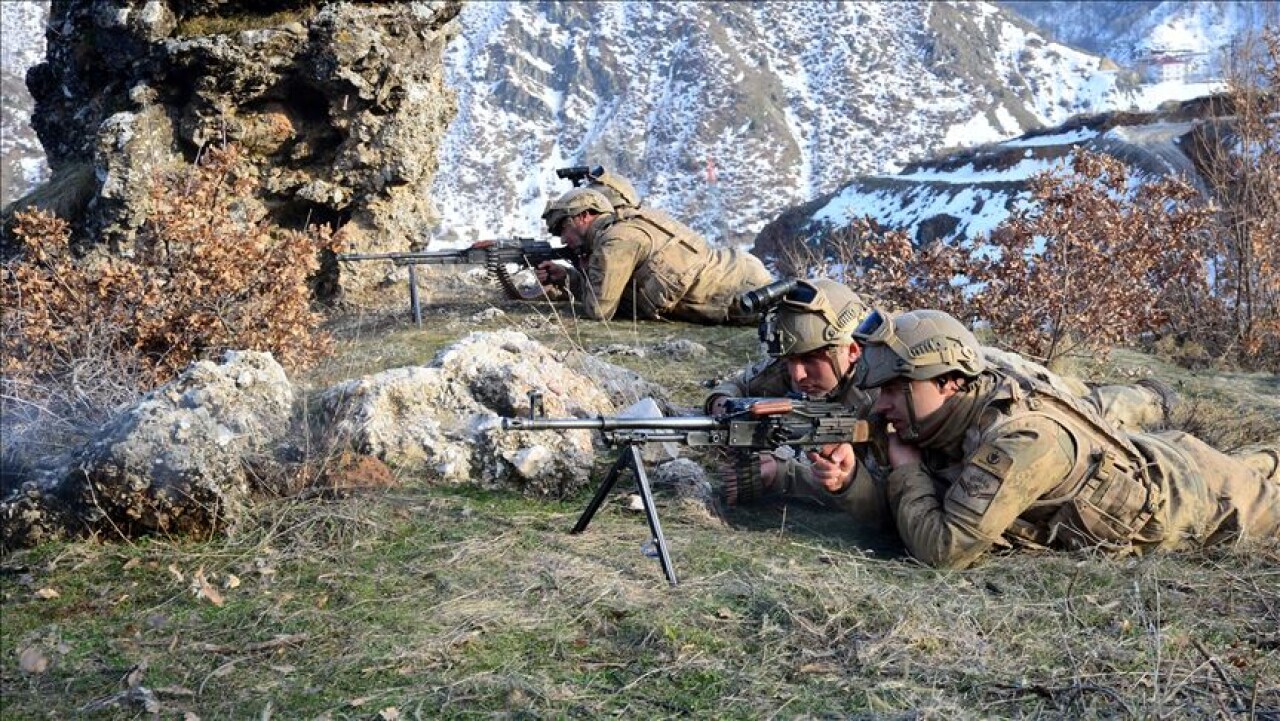 Bitlis'in dağlarında PKK'lı teröristlere göz açtırmıyorlar