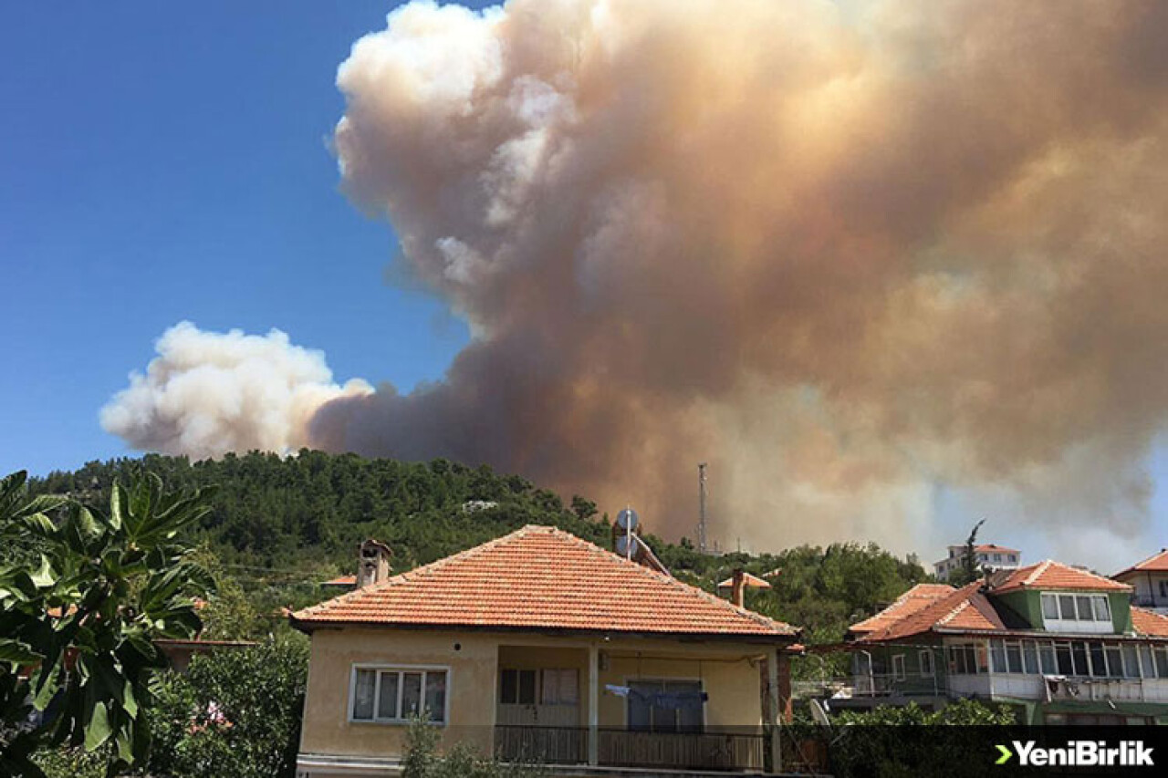 Burdur'un Bucak ilçesindeki orman yangını nedeniyle bazı mahalle ve köyler boşaltıldı