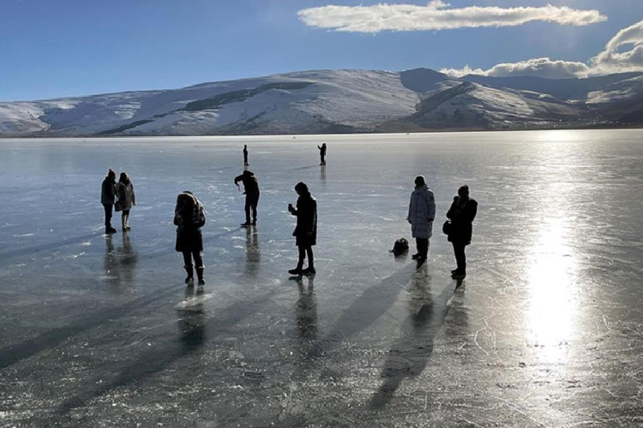 Büyük bölümü donan Çıldır Gölü turistleri ağırlamaya devam ediyor