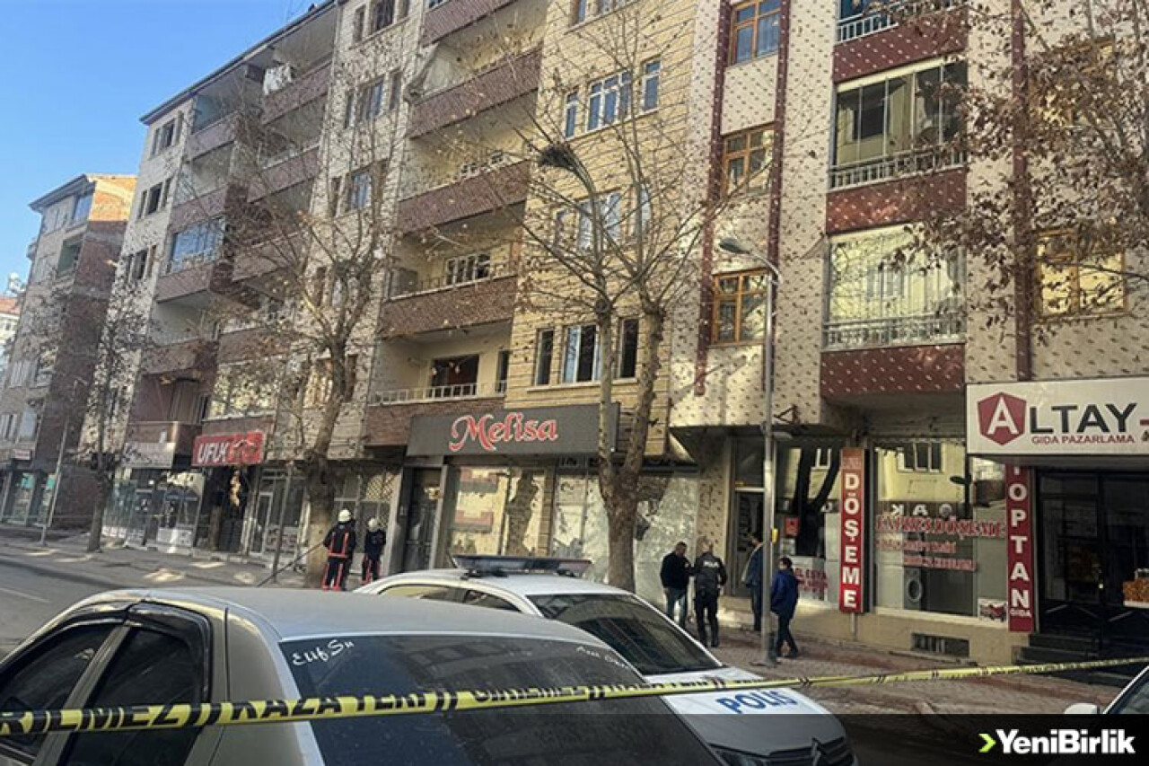 Malatya'da yıkılma tehlikesi bulunan bina nedeniyle cadde trafiğe kapatıldı