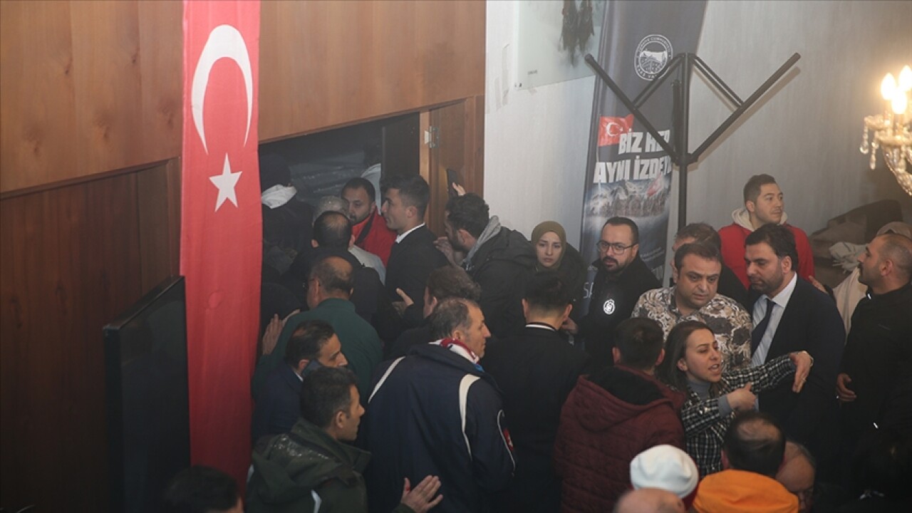 Kars'ta Sarıkamış şehitlerini anma etkinliğinde salonun tavanı çöktü