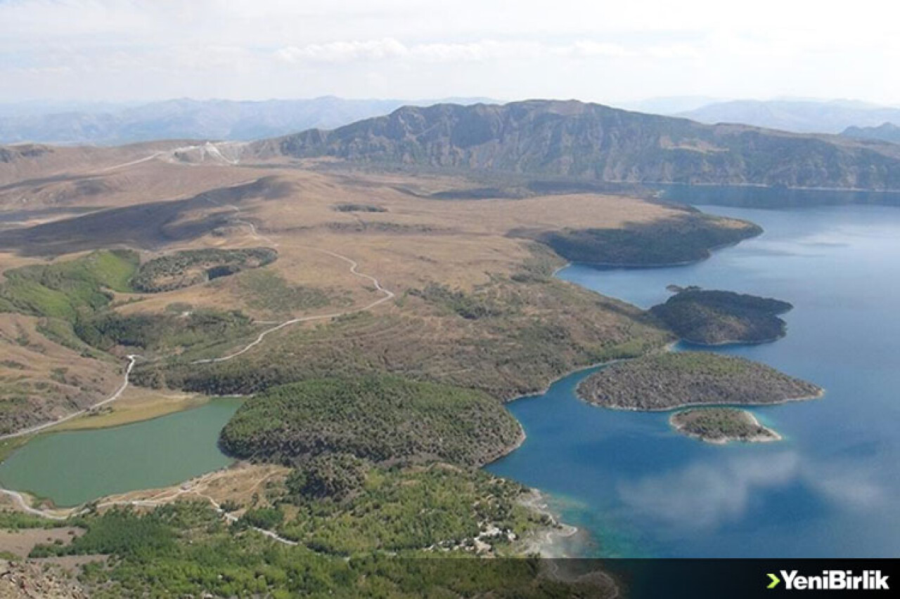 Nemrut Kalderası ve Krater Gölü'ne gelenlere çöp poşeti ve eldiven dağıttılar