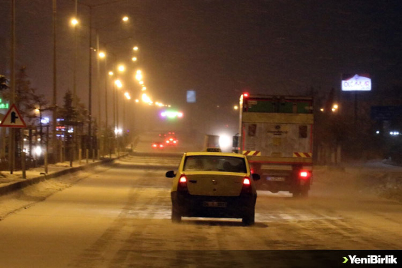 Ağrı-Erzurum kara yolu yoğun kar ve tipi nedeniyle tır geçişine kapatıldı