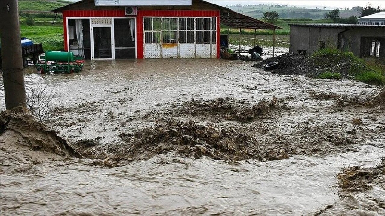 Samsun'da sağanak sonucu oluşan sel nedeniyle su baskınları meydana geldi