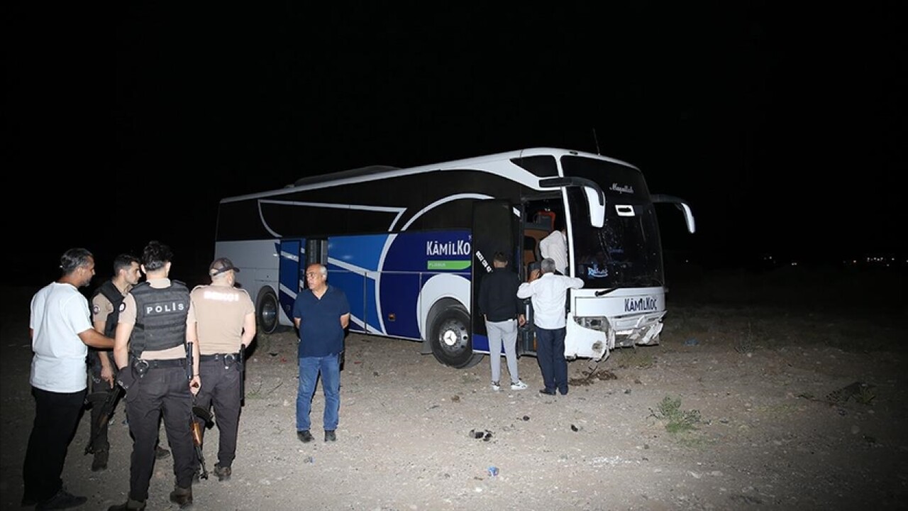 Diyarbakır'da yolcu otobüsü refüje çarptı, 18 kişi yaralandı