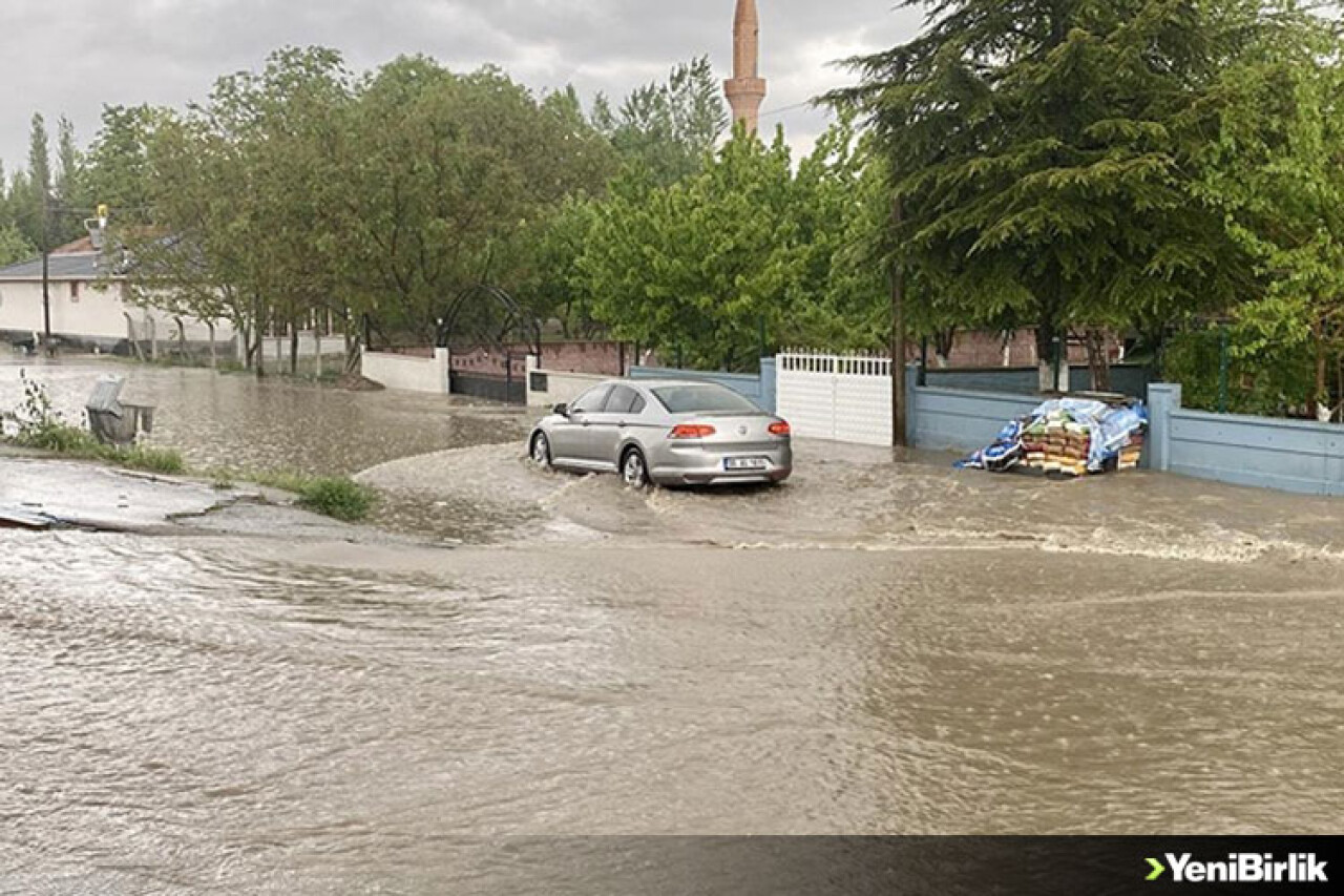 Kırşehir ile Kayseri'nin Yahyalı ilçesinde sağanak sele neden oldu