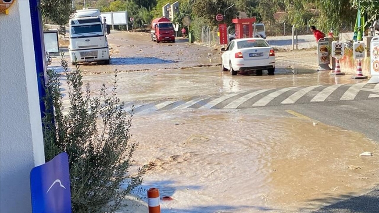 Bodrum'da içme suyu isale hattı patladı