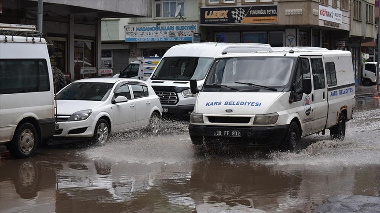 Kars'ta yağış taşkınlara neden oldu