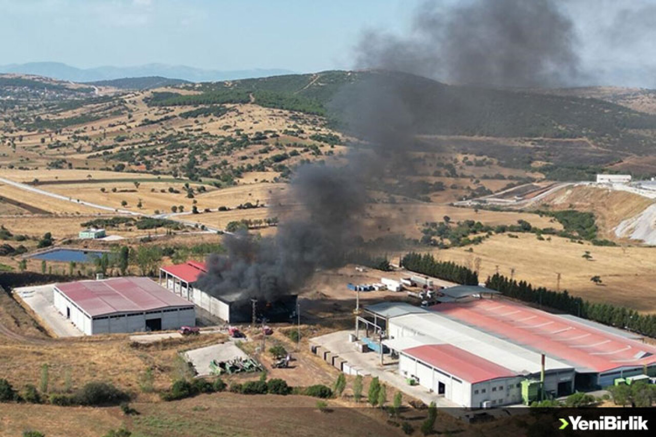 Manisa'da katı atık bertaraf tesisinde çıkan yangına müdahale ediliyor