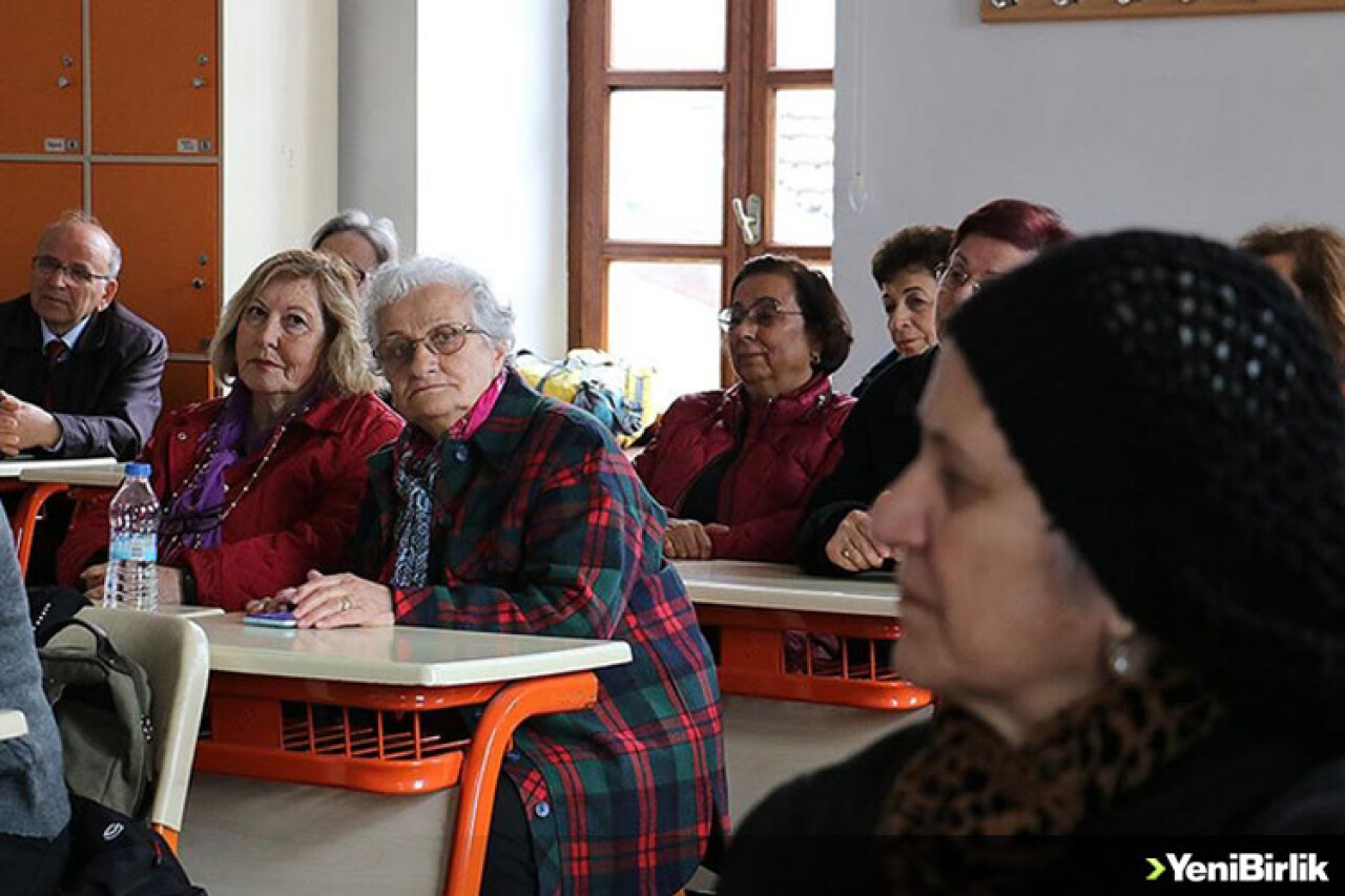 53 yıl önce ayrıldıkları okulda bir araya gelen mezunlar eski günleri andı