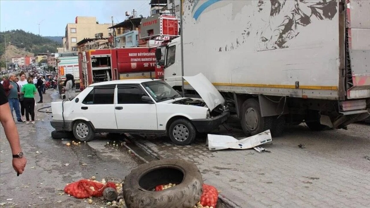 Hatay'da freni arızalanan tır araçlara çarparak durdu