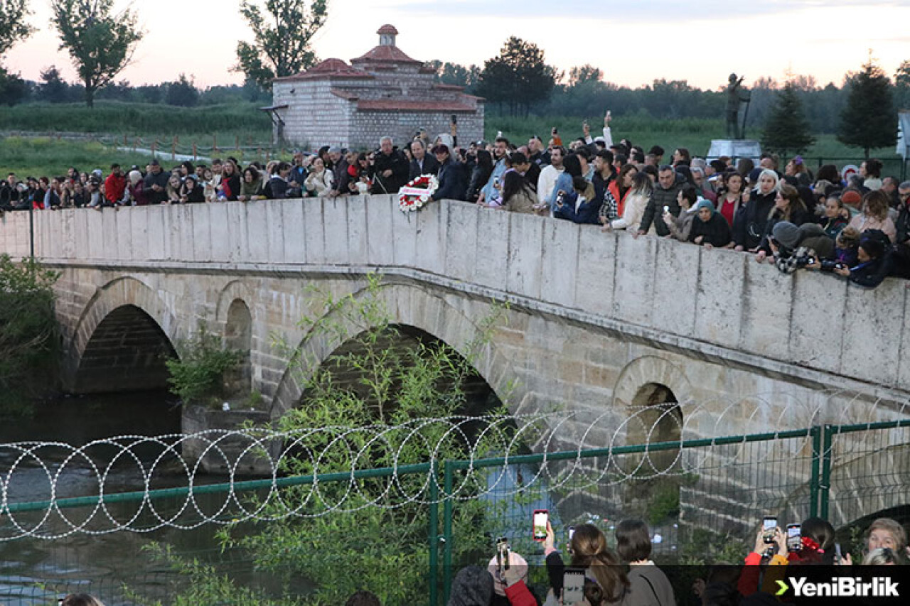 Edirne'de gün aydınlanırken dileklerin yazılı olduğu kağıtlar Tunca Nehri'ne bırakıldı