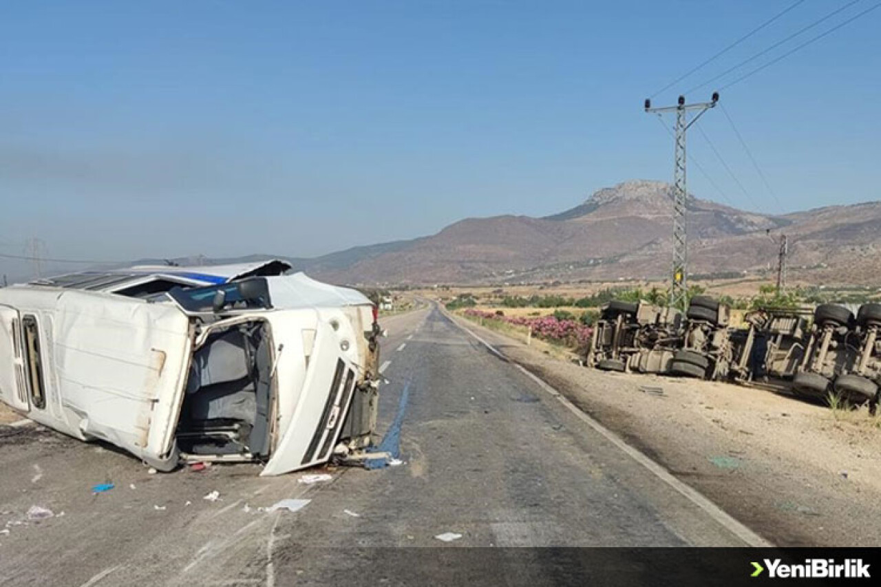 Mersin'de öğrenci servisiyle tırın çarpışması sonucu 11 kişi yaralandı