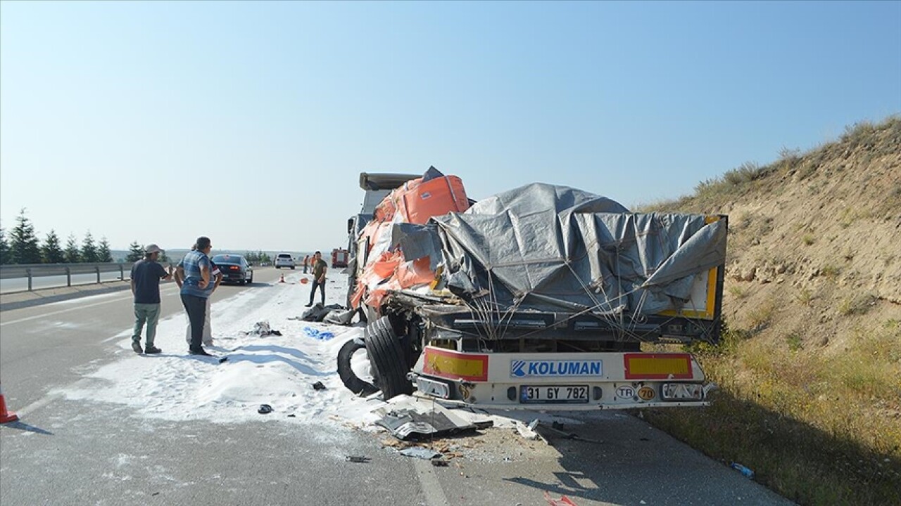 Afyonkarahisar'daki trafik kazasında 2 kişi öldü, 5 kişi yaralandı