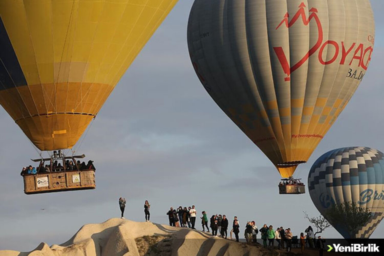 Kapadokya'da yerli turistler bayramda güneşi gökyüzünde karşıladı