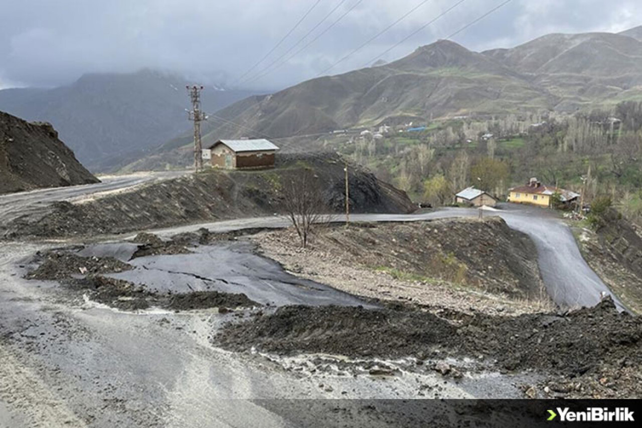 Hakkari'de sağanak nedeniyle belde yolunun bir kısmı çöktü