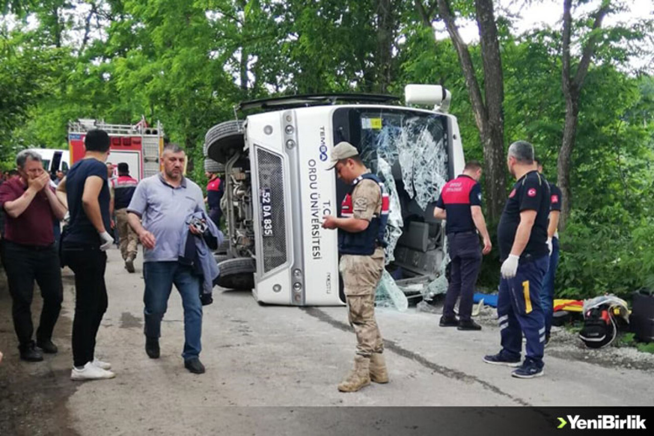 Akademisyenler ve ailelerini taşıyan midibüs devrildi