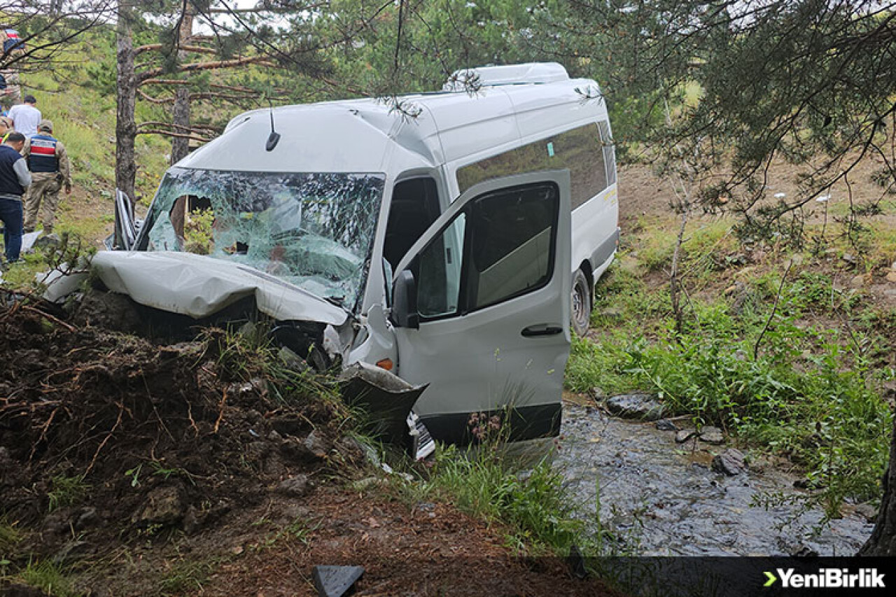 Erzincan'da minibüs şarampole devrildi: 4 ölü