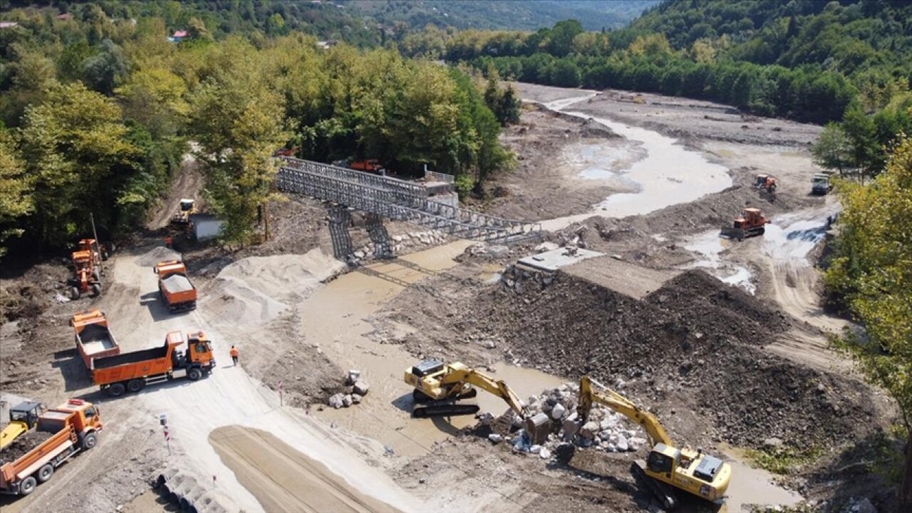 Bartın'da selde yıkılan köprünün yerine kurulan panel köprü yarın trafiğe açılacak