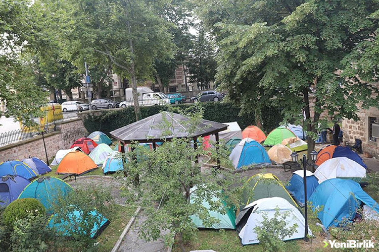 Edirne'de Kırkpınar'a gelen güreşseverlerden bazıları çadırda konakladı