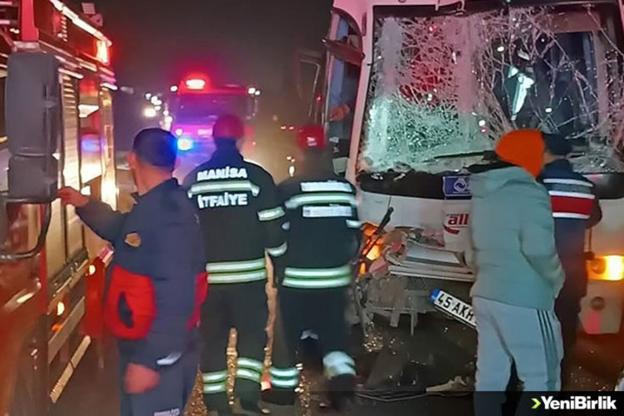 Manisa'da midibüs ile tırın çarpışması sonucu 12 kişi yaralandı