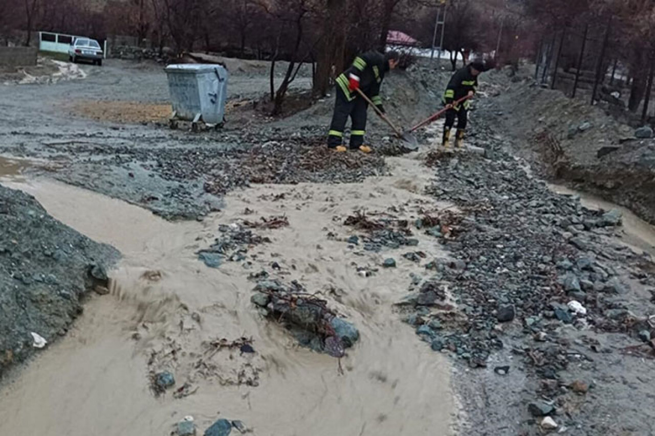 Erzincan'da sağanak taşkınlara neden oldu