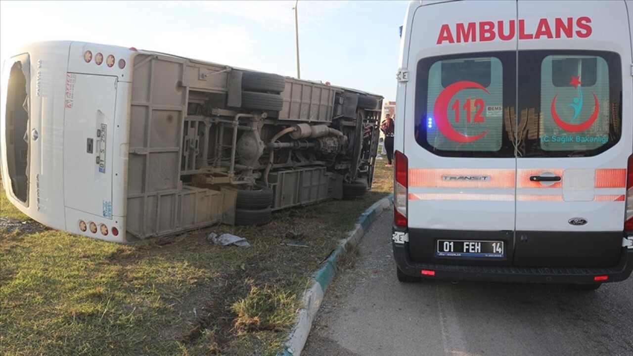 Adana'da işçi servisinin devrilmesi sonucu 15 kişi yaralandı