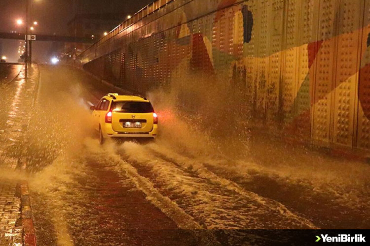 Karabük'te sağanak su baskınlarına neden oldu