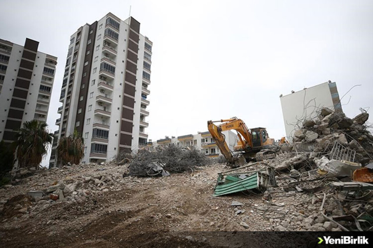 Mersin'de depremde hasar gören 8 katlı bina kontrollü yıkıldı