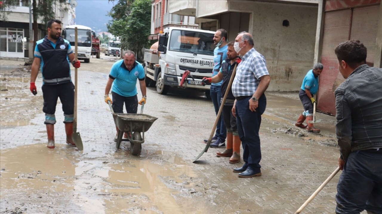 Arhavi'de temizlik çalışmaları devam ediyor