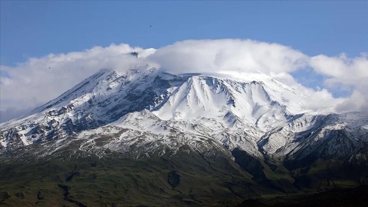 Ağrı Dağı'na mayıs ayında kar yağdı