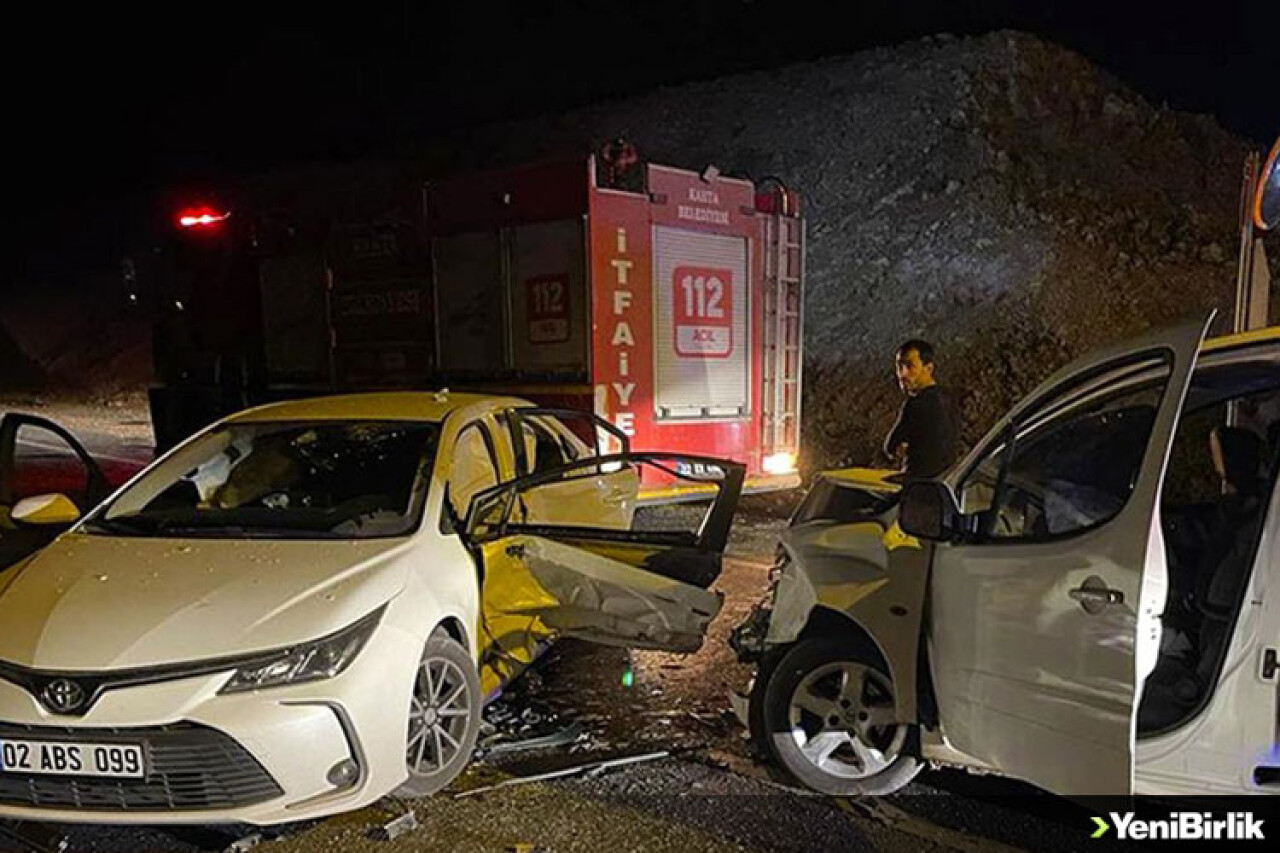 Şanlıurfa'da hafif ticari araç ile otomobilin çarpıştı