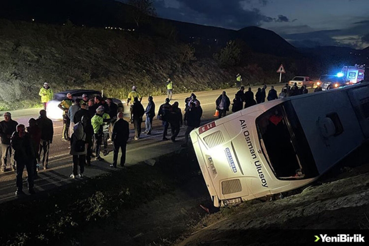 Sinop'ta yolcu otobüsü su kanalına devrildi