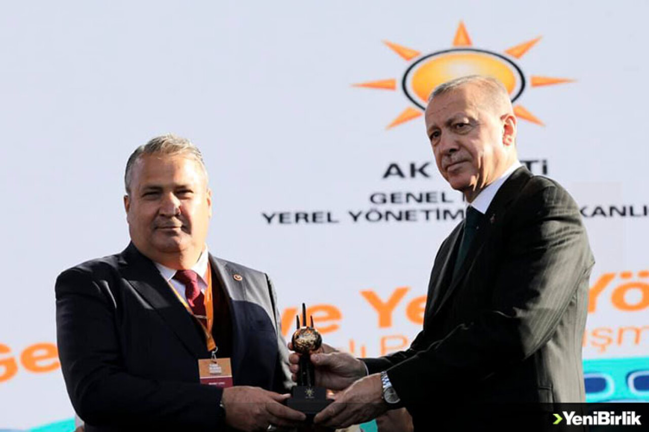 BAŞKAN ÇERÇİ ÖDÜLÜNÜ CUMHURBAŞKANI ERDOĞAN'IN ELİNDEN ALDI