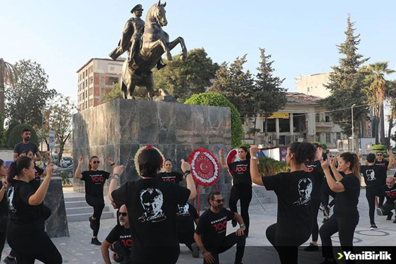 Hatay'da Cumhuriyet'in 100. yılı kutlamaları kapsamında 100 kişi zeybek oynadı