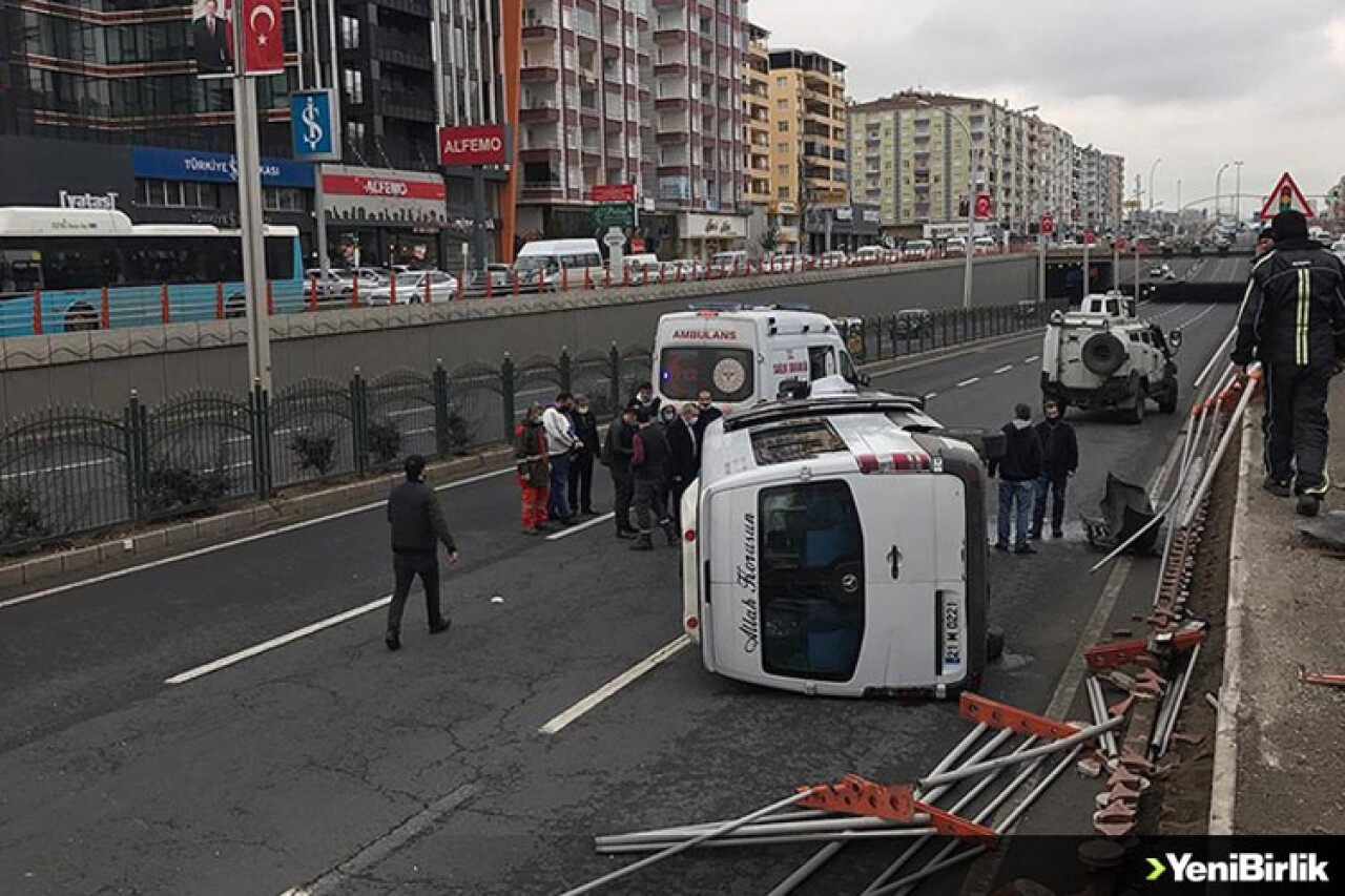 Diyarbakır'da yolcu minibüsü devrildi