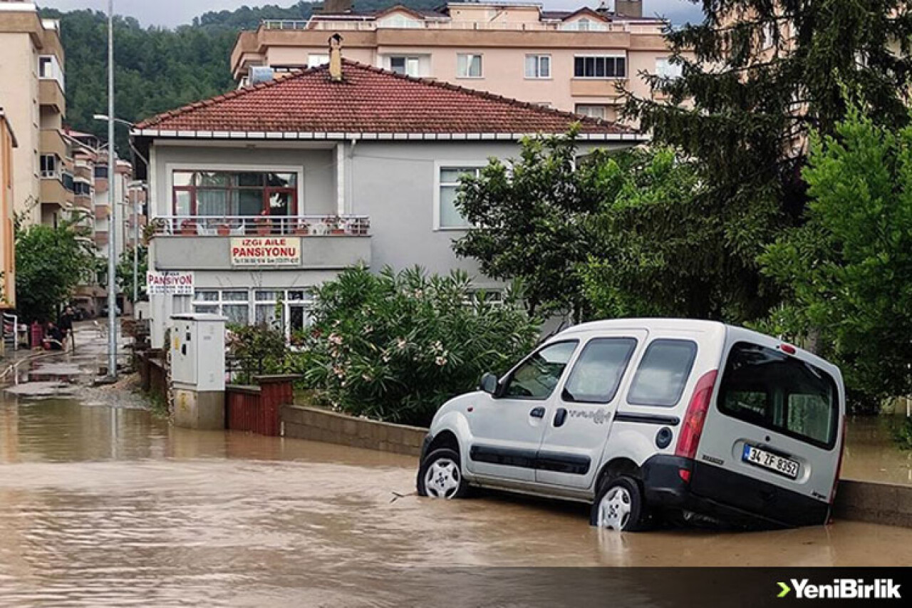 Kastamonu'nun Cide ilçesinde şiddetli yağış su baskınlarına neden oldu