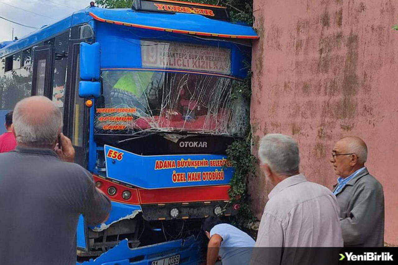 Adana'da evin duvarına çarpan halk otobüsündeki 8 kişi yaralandı