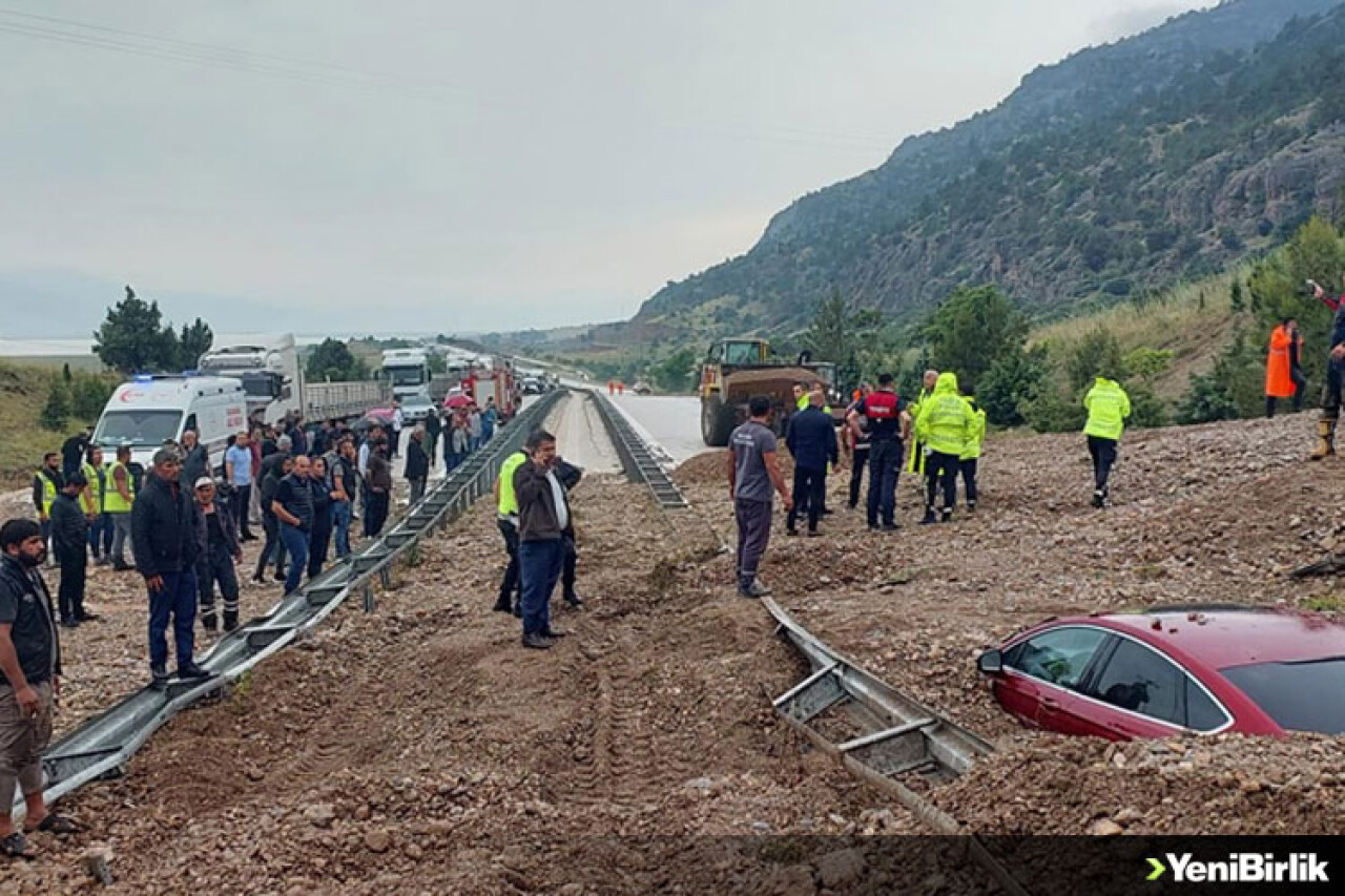 Afyonkarahisar'da heyelanda iki araç toprak altında kaldı